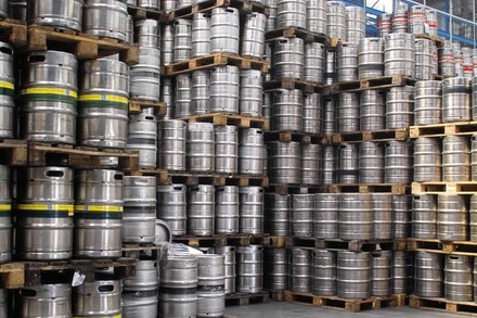 Eine Vielzahl gestapelter Bierfässer