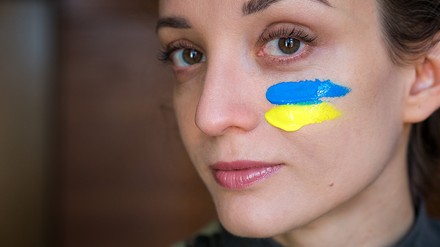 Wer ukrainische Geflüchtete im Gastgewerbe beschäftigen möchte, sollte vor Arbeitsbeginn eine Aufenthaltserlaubnis mit integrierter Arbeitserlaubnis beim Ausländeramt beantragen. (Foto © Olga Balynska via Getty Images)
