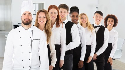 Eine Gruppe Köche und Servicemitarbeiter