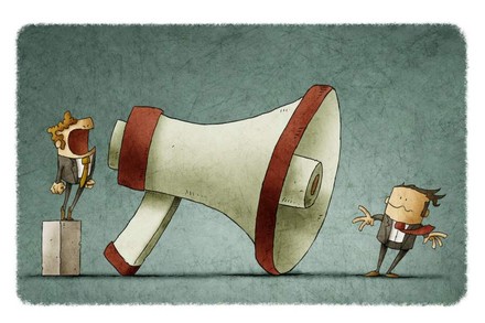 Mann schreit anderen Mann durch riesiges Megafon an