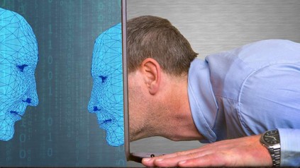 Ein Mann steckt seinen Kopf in einen PC und verwandelt sich dort in eine Pixelfigur