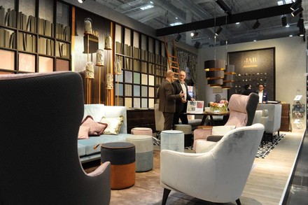 Aussteller zeigt Kunden Möbel