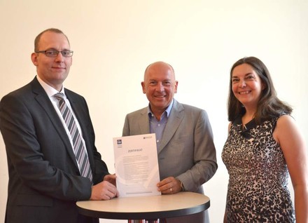 Drei Personen präsentieren das Zertifikat zur Unterstützung der Initiative Ausbildung mit Qualität