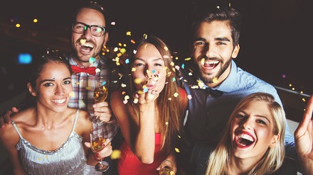 1.000 Teilnehmer aus ganz Deutschland haben beim Denkathon in nur 48 Stunden 35 Lösungsansätze zum Erhalt der Nachtkultur gefunden. (Foto: © Tijana/stock.adobe.com)
Eine Gruppe feiernder Menschen mit Sekt und Konfetti in der Hand