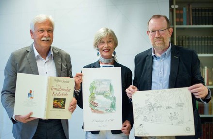 Barbara Siebeck, Thomas Bürger und Josef Matzerath mit Büchern und Bildern von Wolfram Siebeck