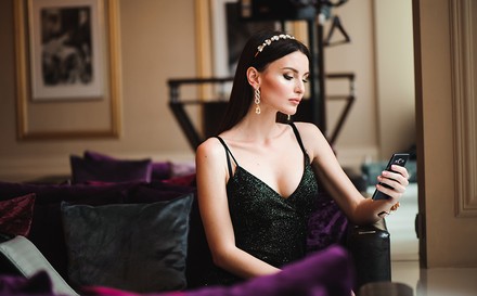 Eine Frau in einem Hotel