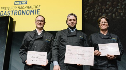 Drei Gewinner halten Schecks in der Hand, METRO Preis für nachhaltige Gastronomie