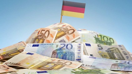 Deutschland Flagge auf Berg voller Euro-Scheine