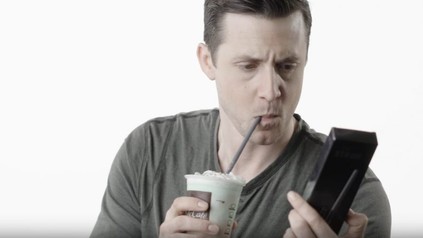 Mann sieht sich STRAW an