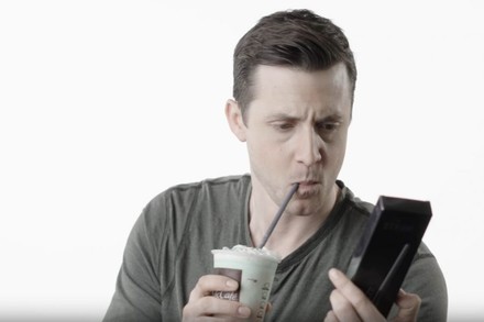 Mann sieht sich STRAW an