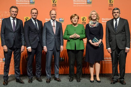 Angela Merkel mit einigen Würdenträgern bei der Eröffnung der Reisemesse ITB in Berlin