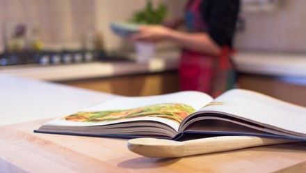 Ein aufgeschlagenes Kochbuch