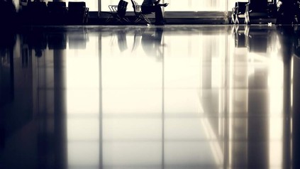 Mann entnervt am Flughafen