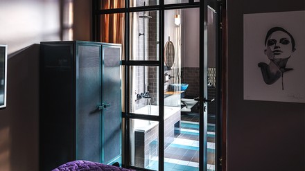 Blick vom Bett ins Bad im Story Hotel Signalfabriken in Stockholm