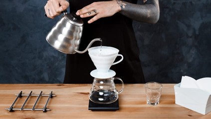 Frau siebt Kaffee