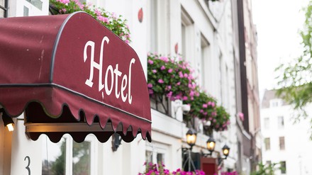 Vordach eines Hauses mit der Aufschrift Hotel