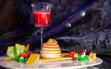 Honig-Gin-Parfait – Merengue – Beeren auf einem Teller angerichtet und dazu ein Raspberry-Chocolate-Chili-Martini,