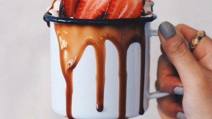 Tasse mit Kakao und Erdbeeren