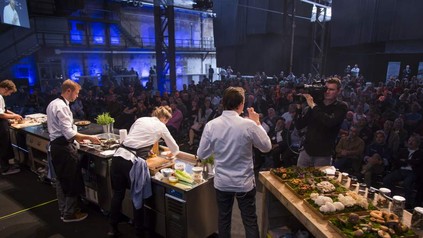 Köche präsentieren auf der Bühne bei CHEF-SACHE ihr Können