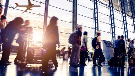 Die Einreise nach Deutschland wird zukünftig für manche Länder noch schwieriger werden. (©06photo/stock.adobe.com)
Menschen am Flugahfen