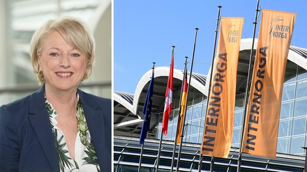 Claudia Johannsen, Geschäftsbereichsleiterin bei der Hamburg Messe und Congress GmbH; Fahnen mit INTERNORGA-Aufschrift vor dem Eingang der Hamburg Messe