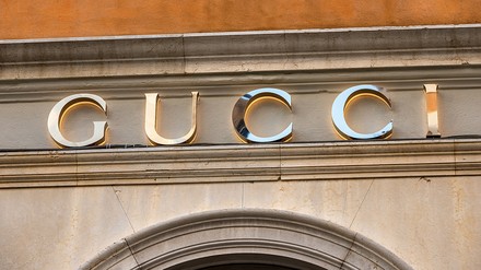 Gucci Schriftzug über einem Geschäft