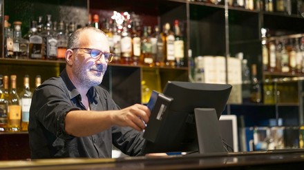 Ein Gastronom an der Theke