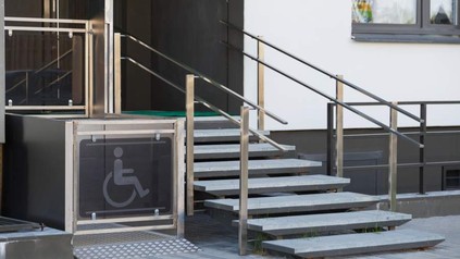 Ein Hoteleingang mit speziellem Aufgang für Rollstuhlfahrer