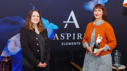 Tanja Beilfuss, Empfangsdame, und Simone Köhler, Hotelgast, feierten die Eröffnung des „Aspire Elements“. (Foto: © „Aspire Elements“)