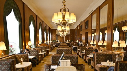 Blick in das Traditions-Kaffeehaus Café Landtmann in Wien