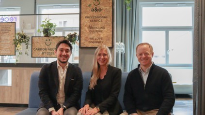 Wollen sich vor allem auf schnelle Übernahme konzentrieren - der neue Chief Investment Officer (CIO) James Simmonds (r.) und sein Team: Analyst Real Estate Leandro Rispoli (l.) und Associate Real Estate Annabel Nowak (Foto: © a&o)