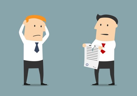 Mann zerreißt Arbeitsvertrag