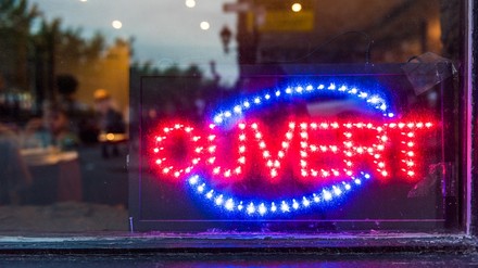 Ein offenes französisches Restaurant