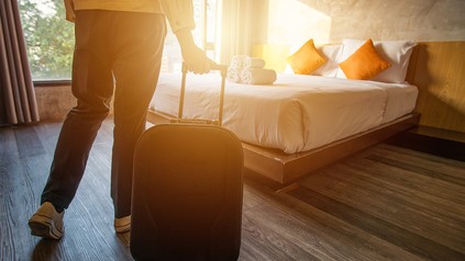 Ein Hotelgast betritt ein Hotelzimmer