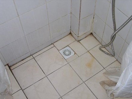 Schmutzige Dusche in einem Hotel