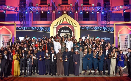 Eine Gruppe Sieger auf einer Bühne