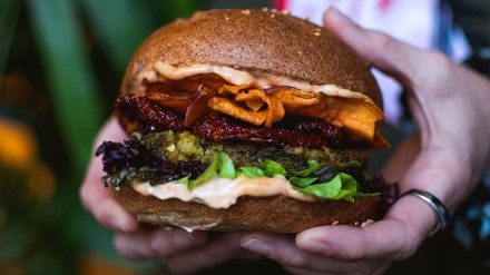 Das gesamte Trinkgeld eines Tages wurde gesammelt, von Seiten der Franchise-Geschäftsführung verdoppelt und der Gesamtbetrag „Ärzte ohne Grenzen“ zur Verfügung gestellt. (Foto: © Burgerheart)