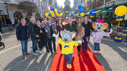 Bereits beim Pre-Opening Weekend begrüßten die Familie Mack und der Bürgermeister von Rust, Kai-Achim Klare (li.), die ersten Gäste. (Foto: © Europa-Park)