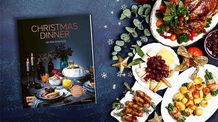gedeckter Tisch mit Weihnachtsessen und einem Kochbuch, Christmas Dinner
