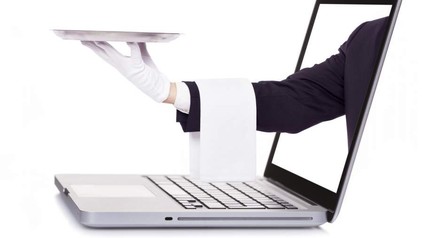 Ober greift mit Arm durch Bildschirm Laptop