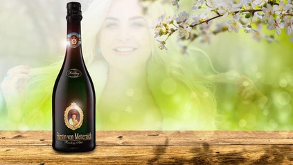 Eine Flasche Fürstin von Metternich, dahinter die verblasste Silhouette einer Frau mit Diadem