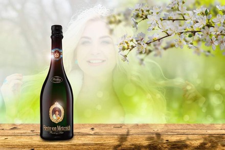 Eine Flasche Fürstin von Metternich, dahinter die verblasste Silhouette einer Frau mit Diadem