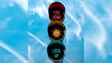 Corona-Ampel mit der Aufschrift Stay home und Lock up