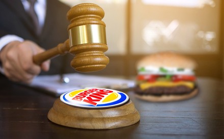 Ein Richterhammer schlägt auf das Burger King-Logo