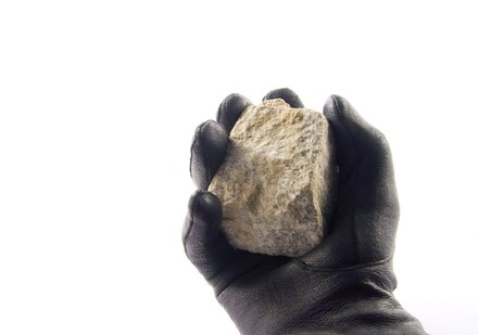 Handschuh und Pflasterstein