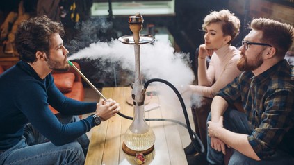 Gäste einer Shisha-Bar beim Rauchen einer Wasserpfeife