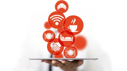 Tablett aus dem Symbole für Essen, WLAN, etc. hervoraussteigen