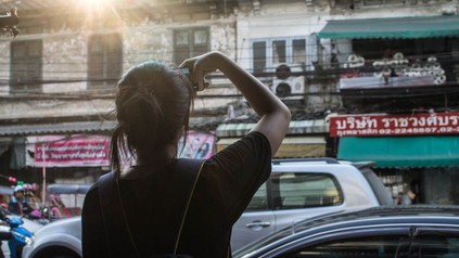 Frau fotografiert Stadt