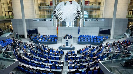 Der Bundestag hat weitere Möglichkeiten zur Verschärfung der Corona-Maßnahmen beschlossen. (Foto: © picture alliance/dpa | Bernd von Jutrczenka)
Bild der Plenarsitzung des Bundestag