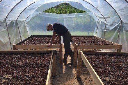 Michael Scherff bei der Kontrolle des Trockenprozesses